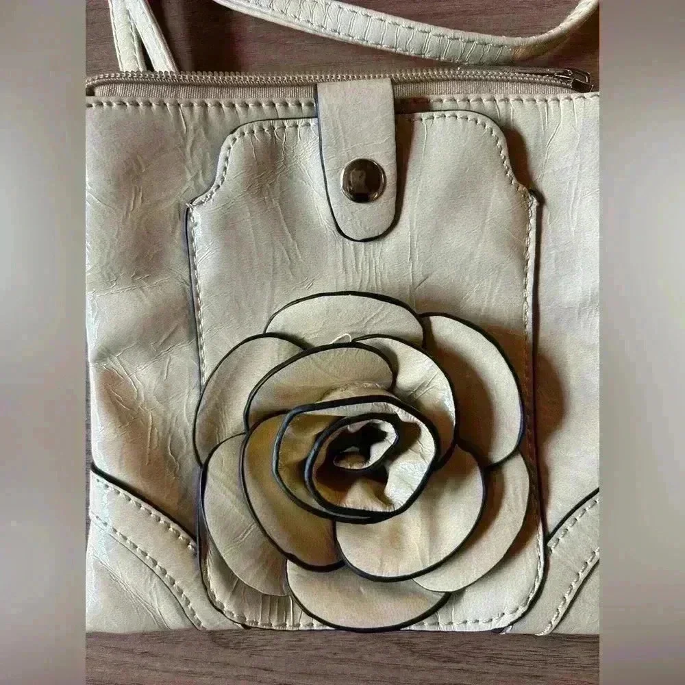Crossbody bag w rose, phone pocket, inside pocket, see pics
